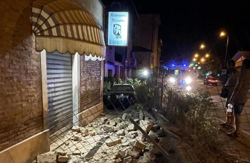 Modena, sbanda con l’auto e demolisce l’accesso al ristorante Barchetta 