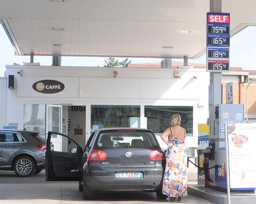 Modena. La benzina aumenta ancora: «E i clienti si lamentano con noi» 