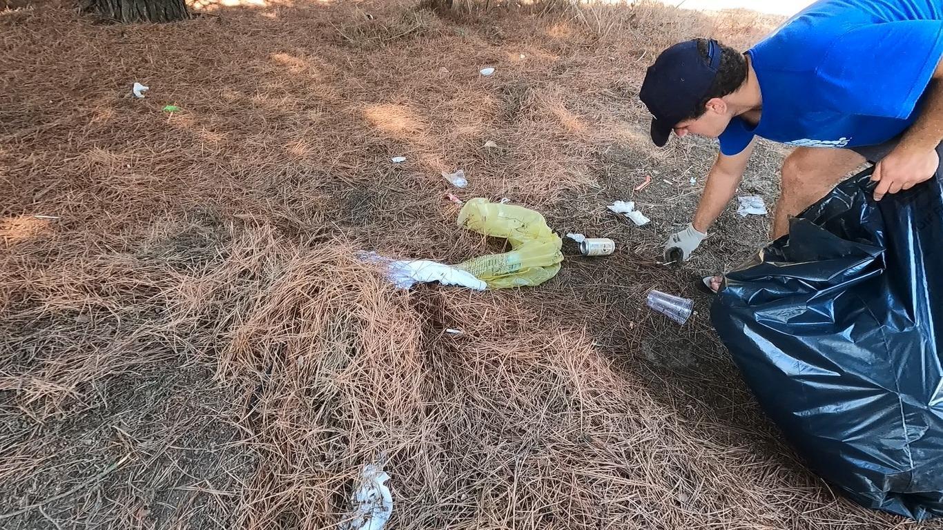 Il modenese Matteo e la sfida a menefreghismo e rifiuti in spiaggia 