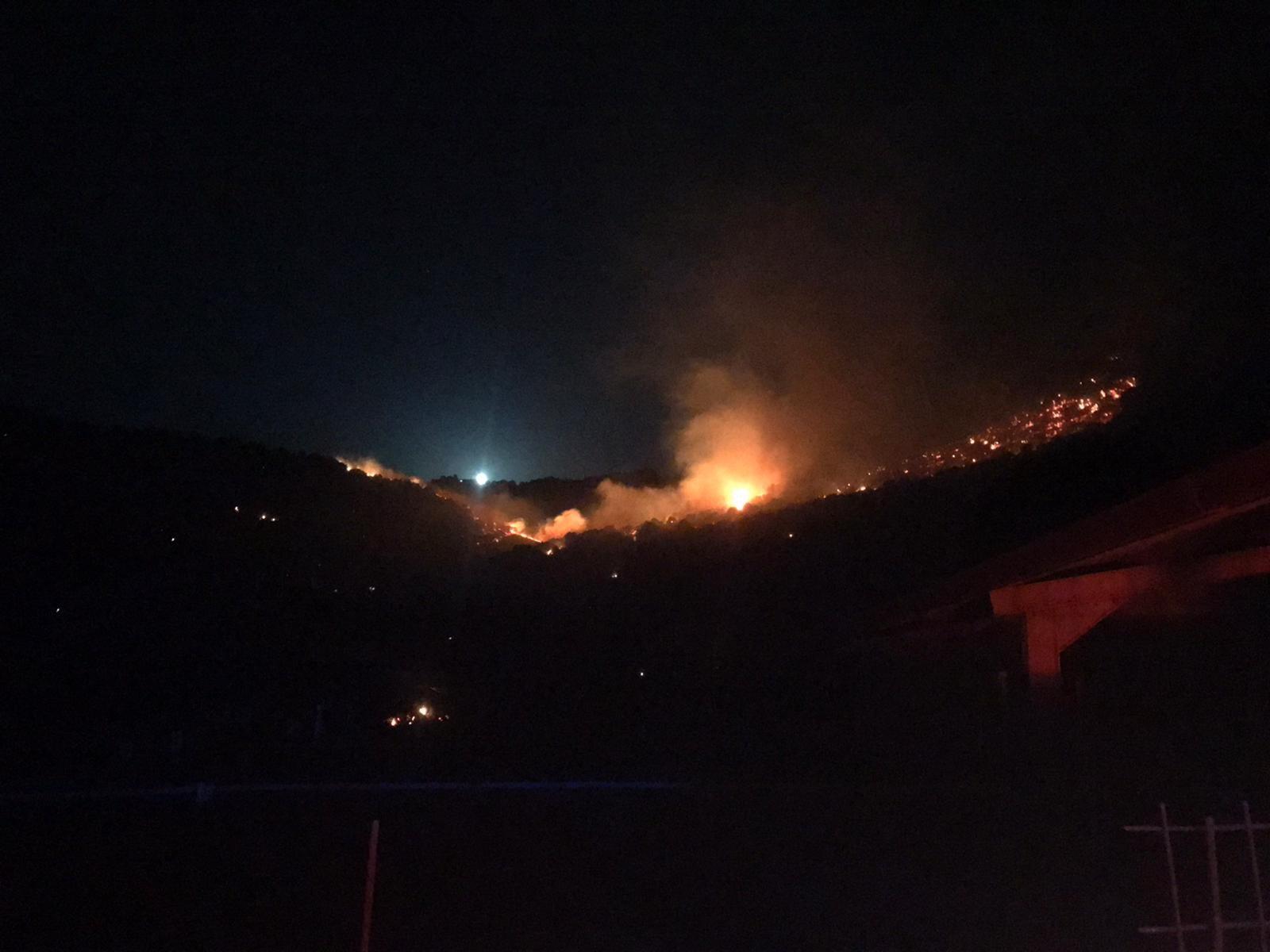 Incendio tra Olbia e Loiri, le fiamme arrivano alle case 