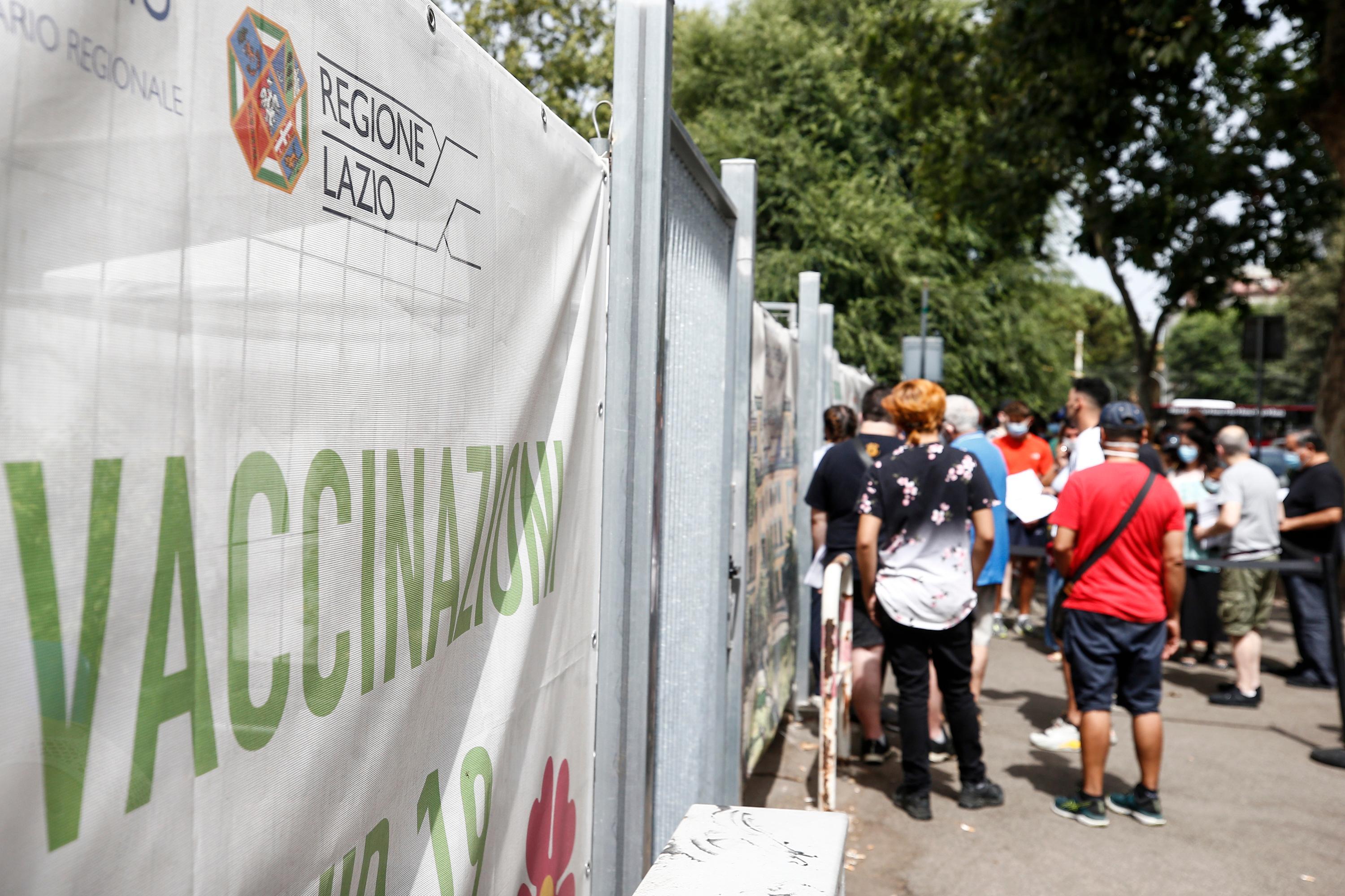Cittadini in coda per vaccinarsi a Roma