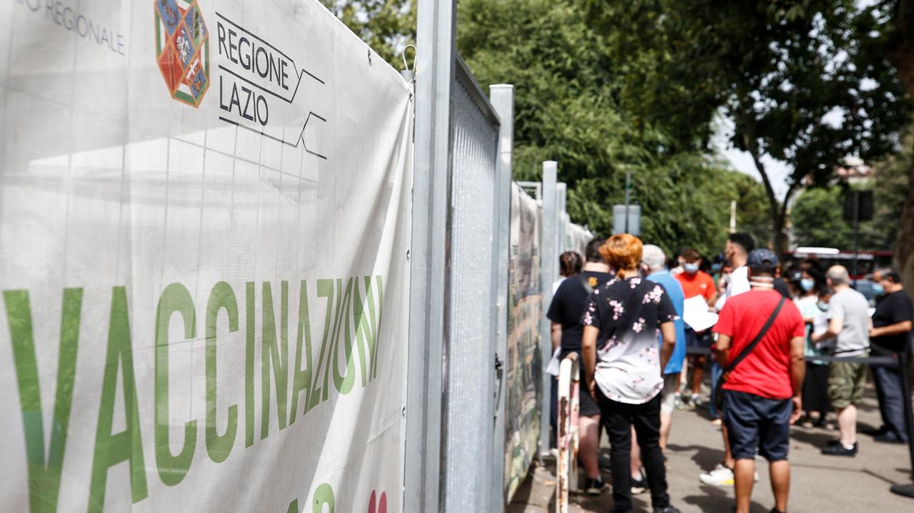 Cittadini in coda per vaccinarsi a Roma