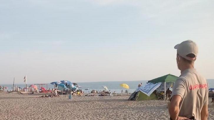 Una guardia del Parco durante un controllo in spiaggia