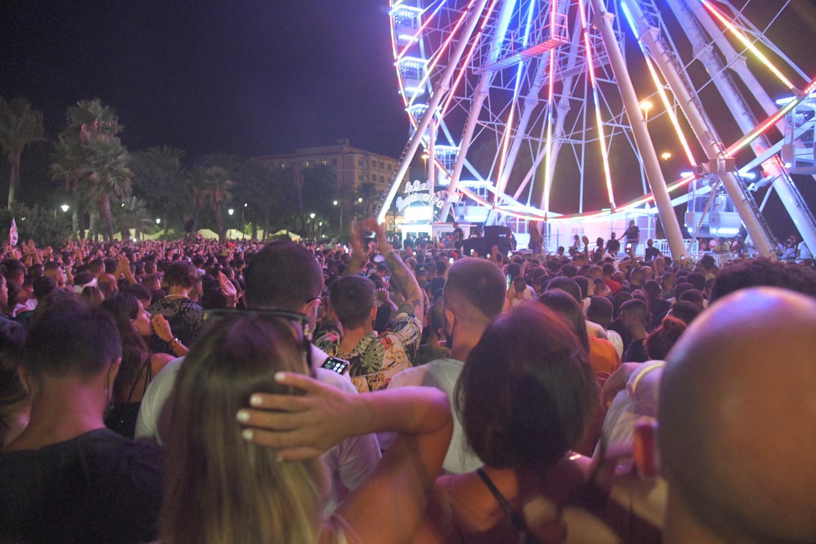 L'affollatissimo e non autorizzato concerto di Salmo: nella stessa zona si sarebbe dovuto svolgere il Festival Mirtò