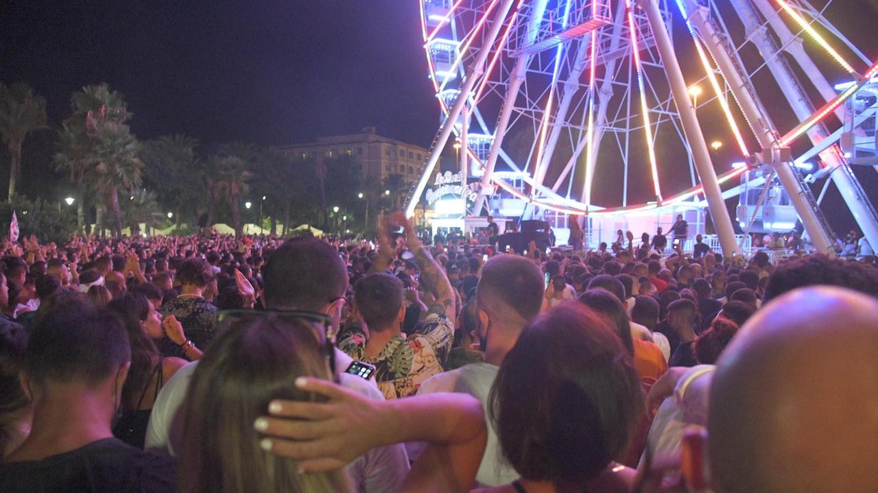 L'affollatissimo e non autorizzato concerto di Salmo: nella stessa zona si sarebbe dovuto svolgere il Festival Mirtò