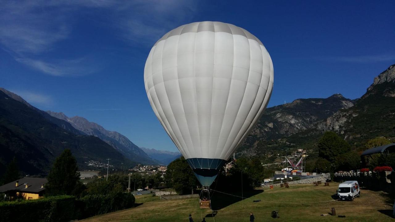 La mongolfiera riprende quota e sbalza fuori la pilota: morta