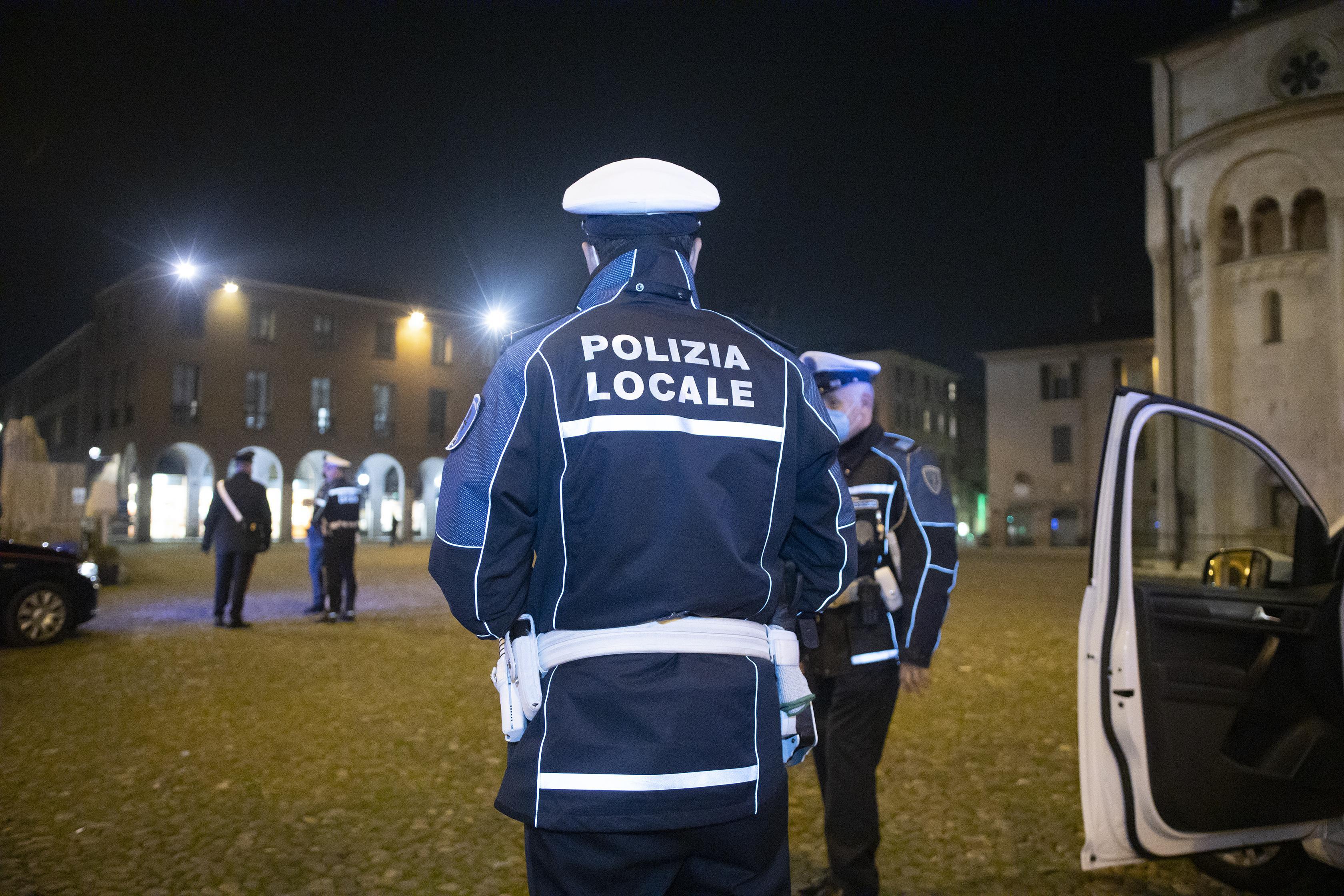 Modena. Festa abusiva in villa con centinaia di giovani. Interviene la polizia locale