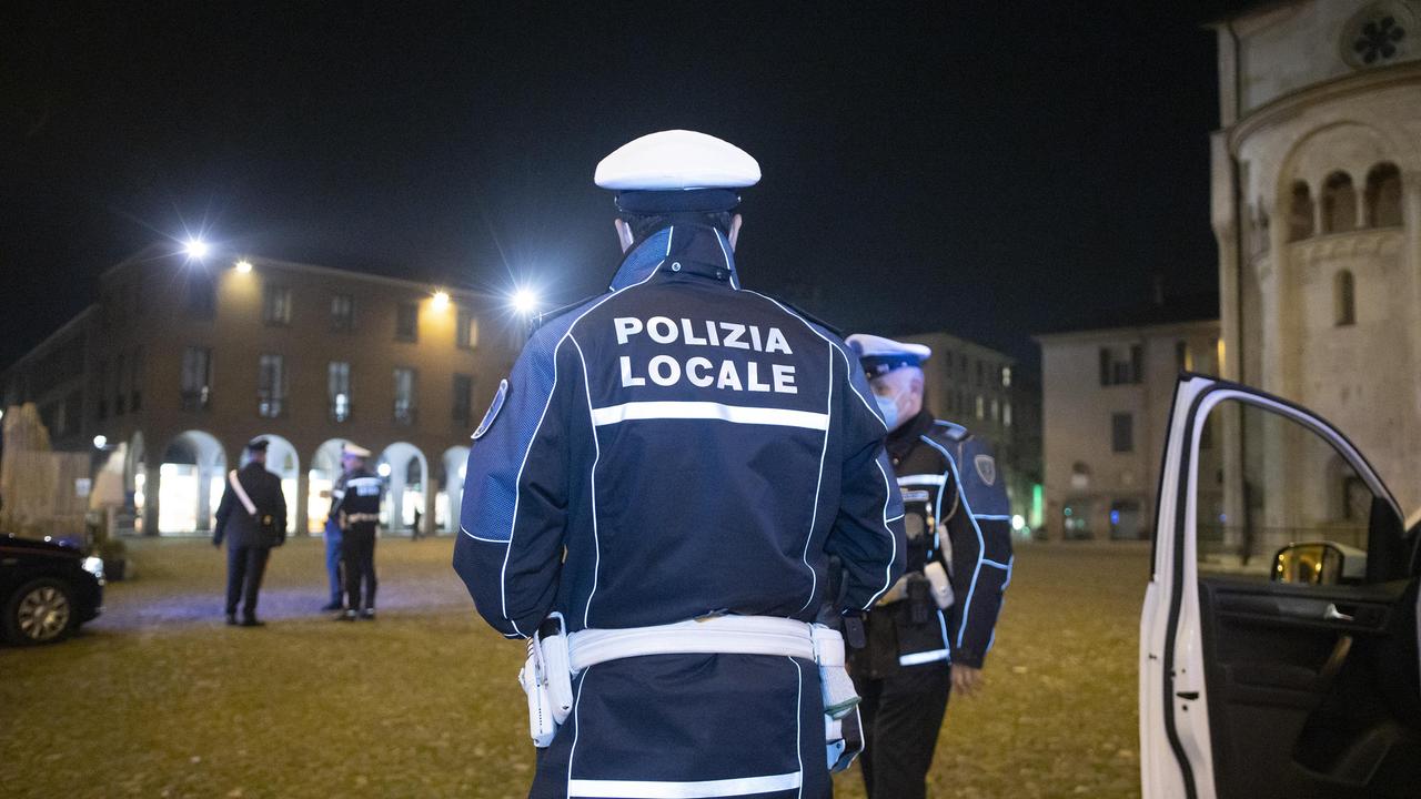 Modena. Festa abusiva in villa con centinaia di giovani. Interviene la polizia locale