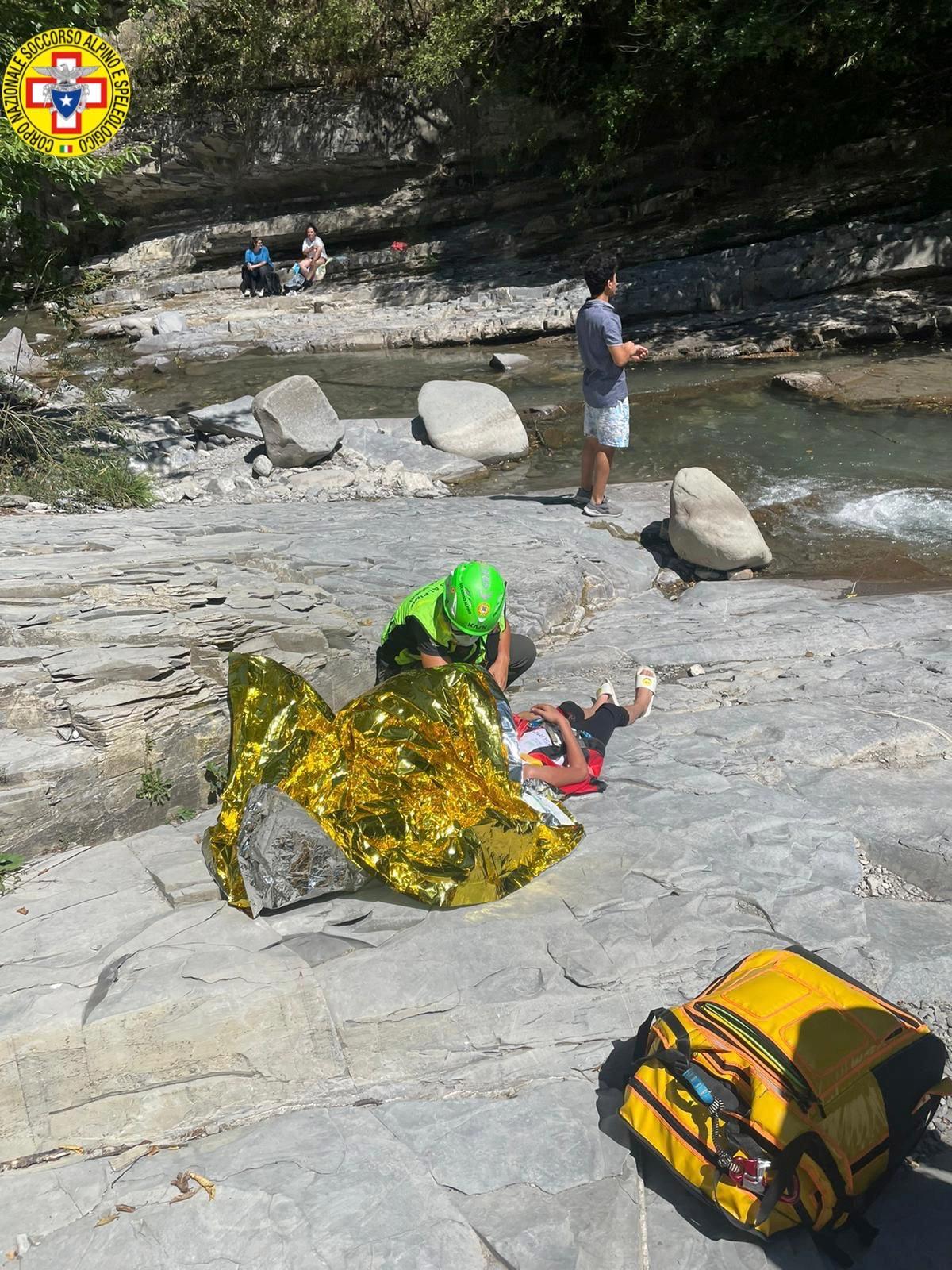 Cavezzo,  si getta tra le rapide del torrente per salvare la figlia e resta ferito 