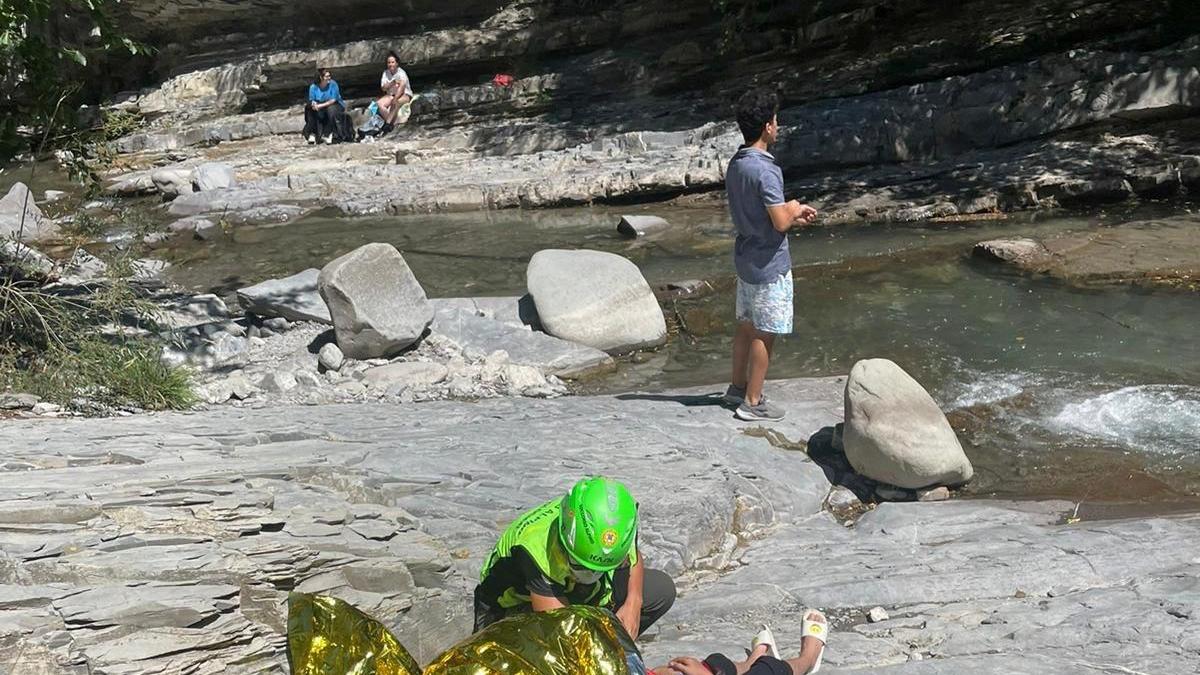 Cavezzo, si getta tra le rapide del torrente per salvare la figlia e resta ferito