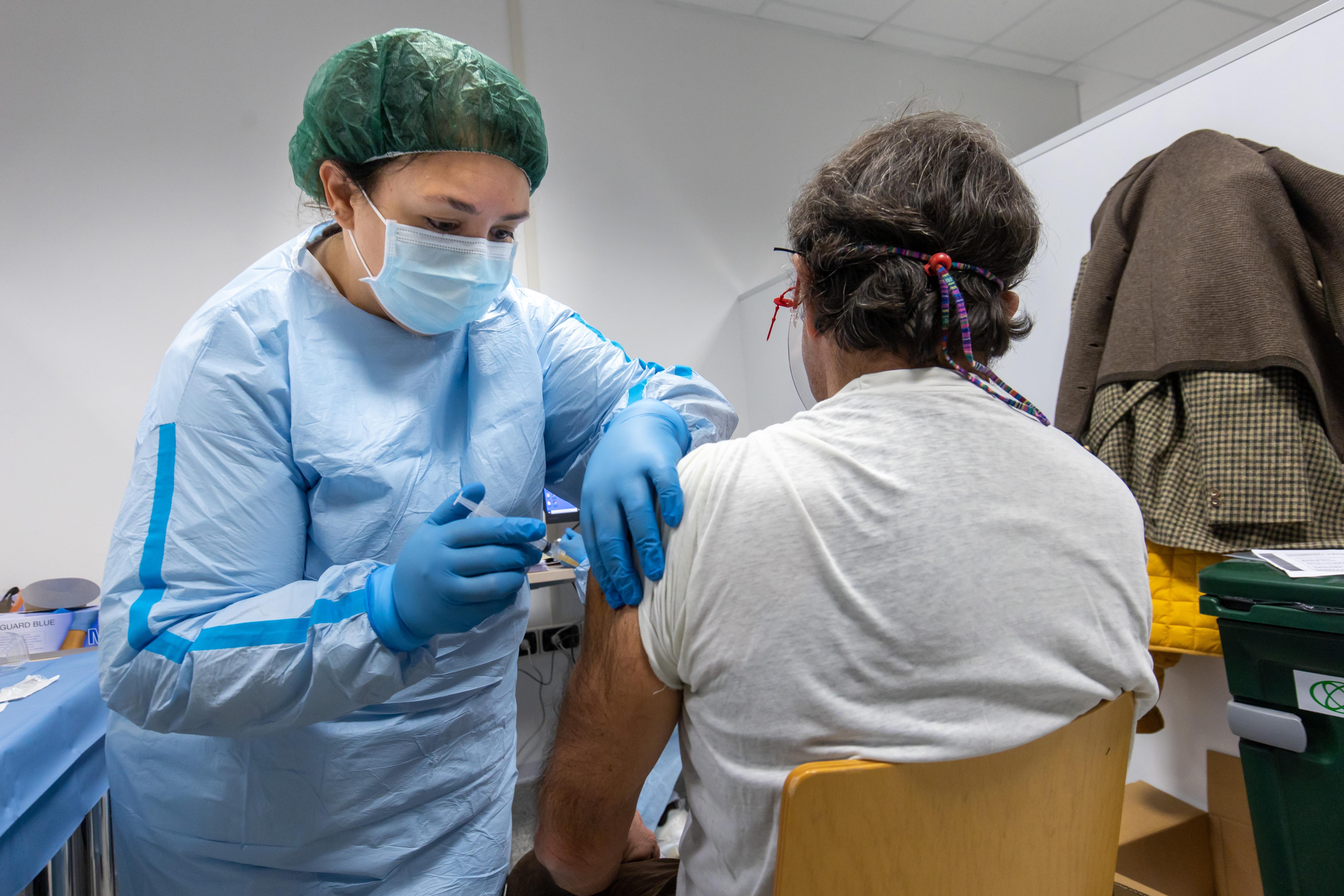 Ferrara, no vax sospesi e pentiti: sì alla prima dose 