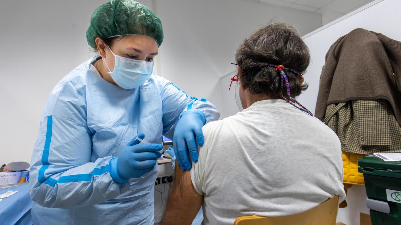 Ferrara, no vax sospesi e pentiti: sì alla prima dose