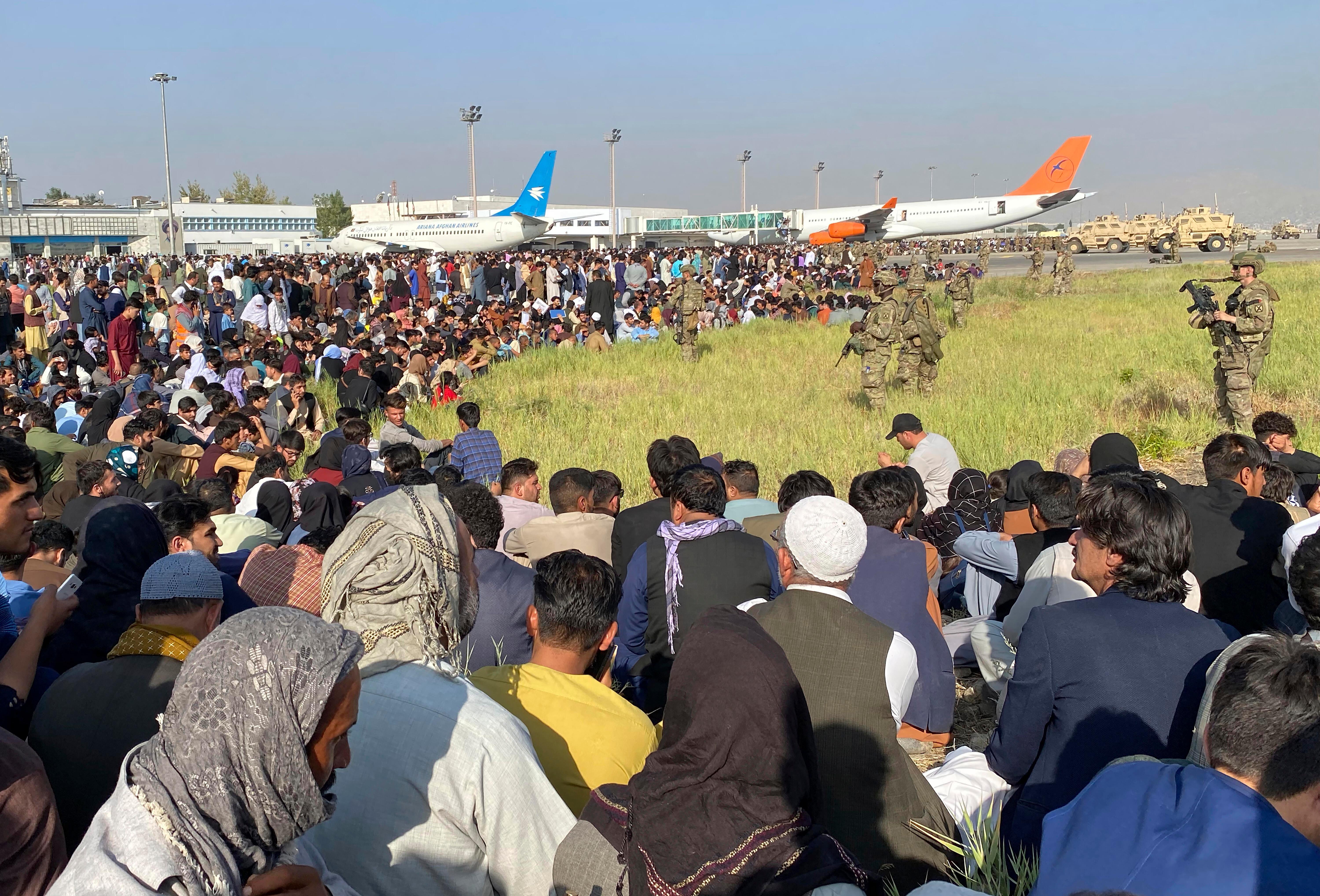 Profughi afghani all'aeroporto di Kabul