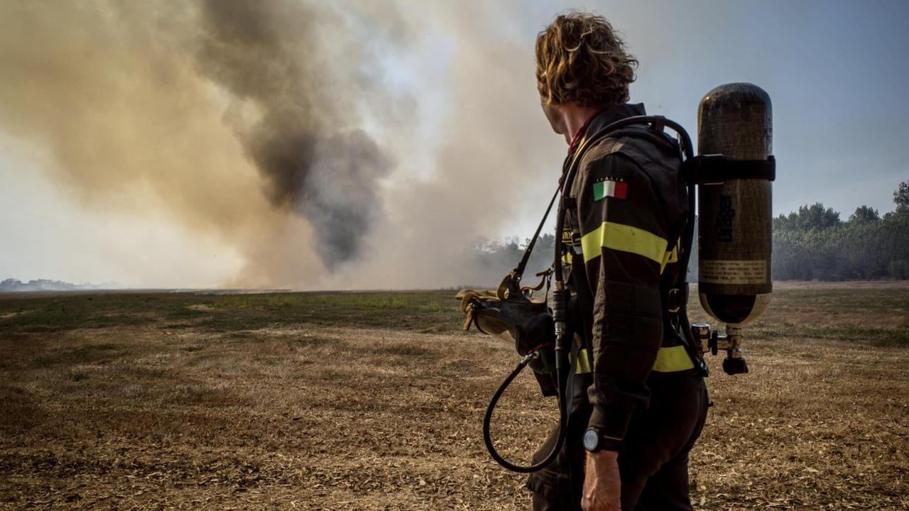 Un vigile del fuoco nella zona dell'incendio (foto Stefanini/Silvi)