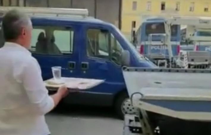 I poliziotti non vaccinati fuori dalla mensa 