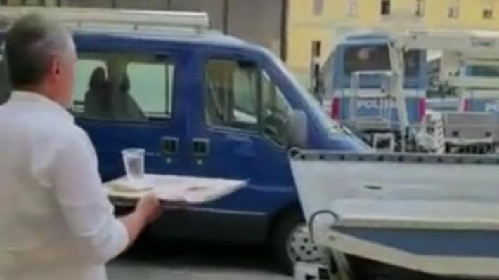 I poliziotti non vaccinati fuori dalla mensa