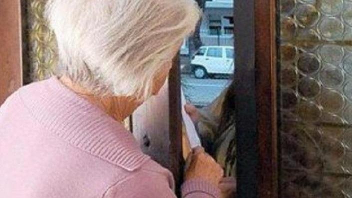 Aspetta il marito dall’ospedale Ma in casa le arriva il ladro