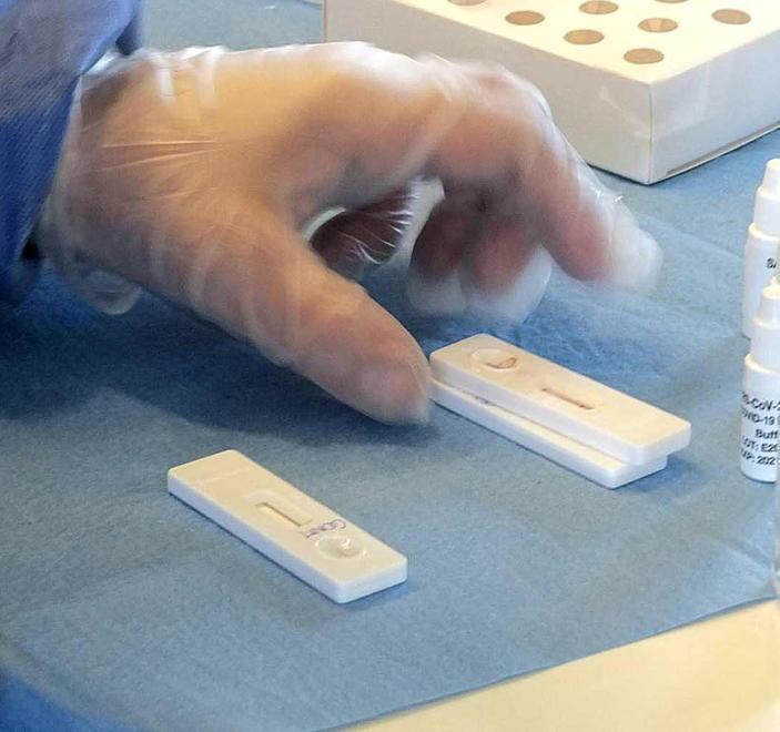 Contagi in netta diminuzione Ma calano anche i tamponi 