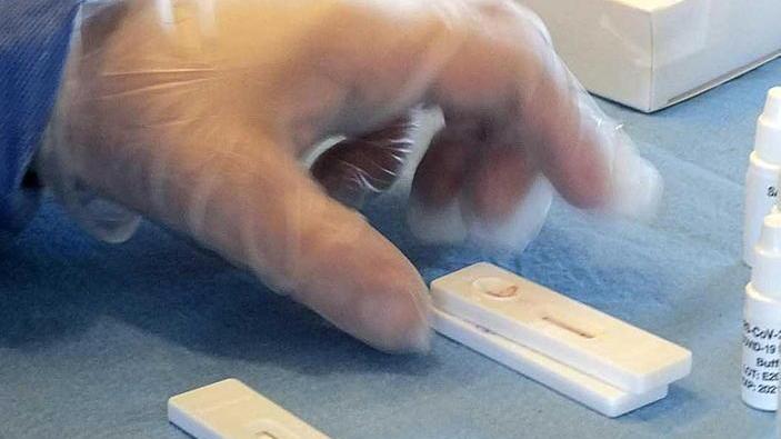 Contagi in netta diminuzione Ma calano anche i tamponi