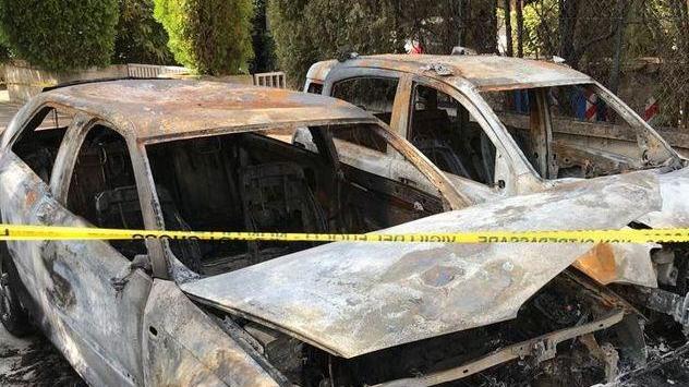 Bruciate due auto nella notte in piazza Del Sarto