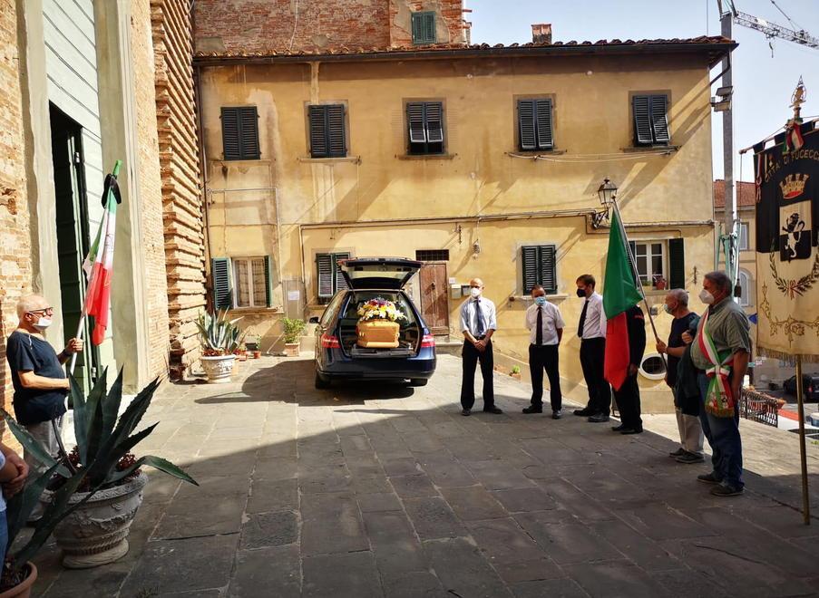 Il gonfalone del Comune e le bandiere di Anpi e Asca