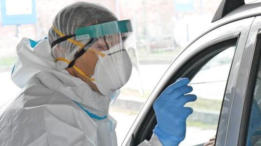Covid, accelera il contagio positivo un tampone su cinque