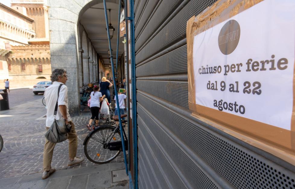 Negozi chiusi per ferie Il centro sempre più vuoto 