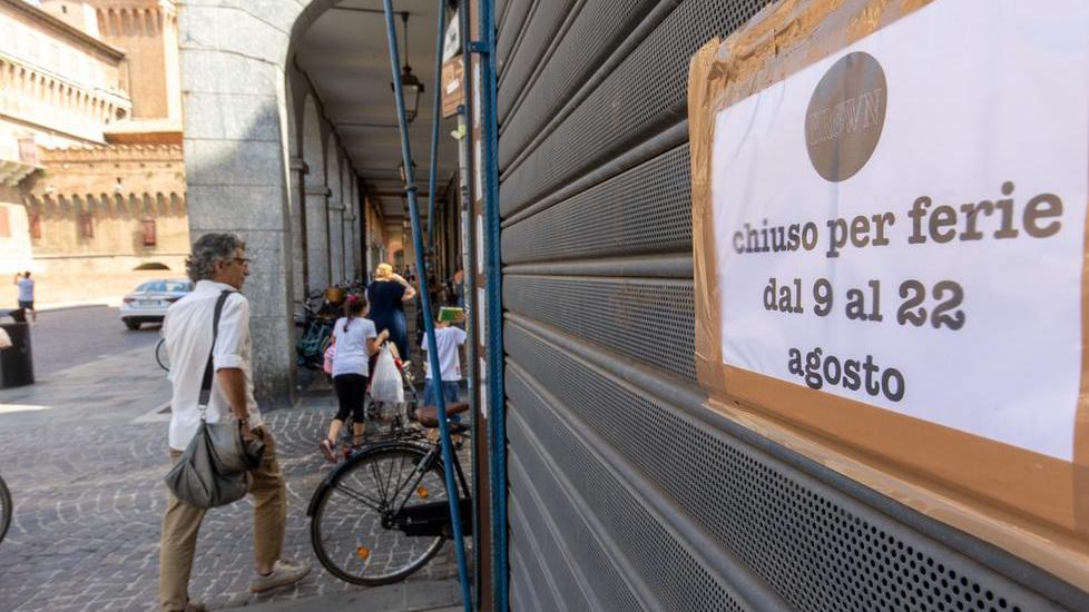 Negozi chiusi per ferie Il centro sempre più vuoto