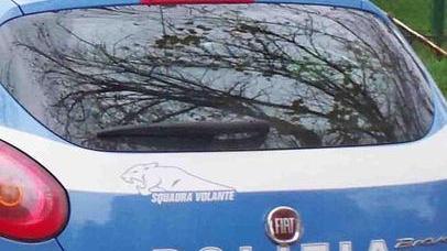 Vede una donna nuda nuotare nella sua piscina e chiama la polizia