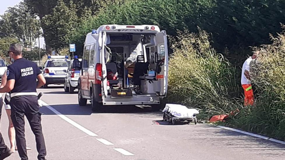 Scontro col trattore Grave motociclista volato fuori strada