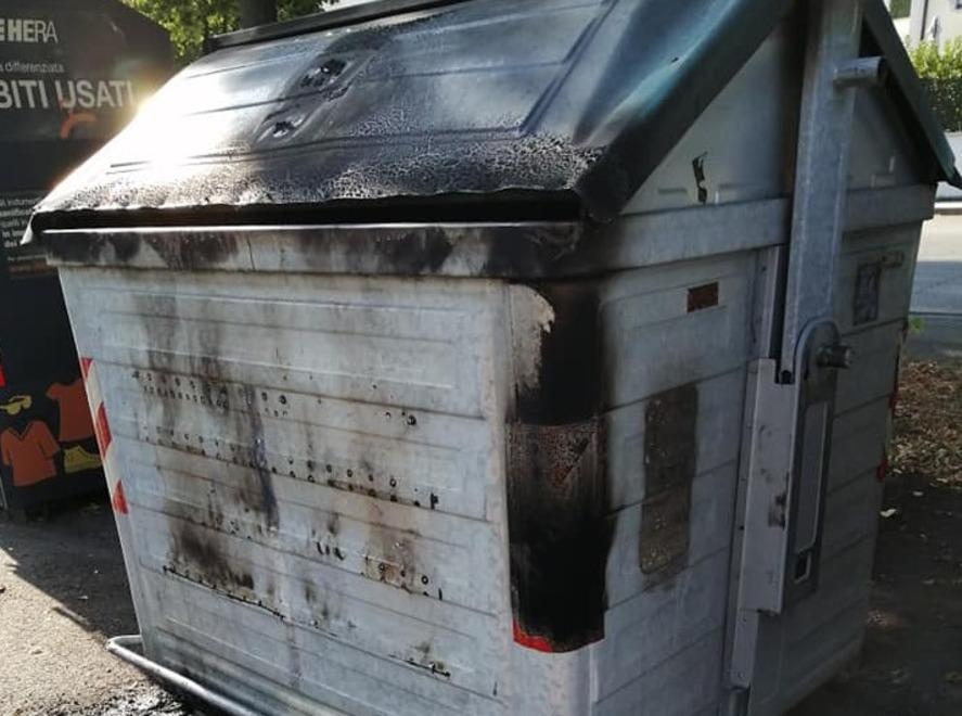 Cassonetti ancora in fiamme «Ora siamo preoccupati» 