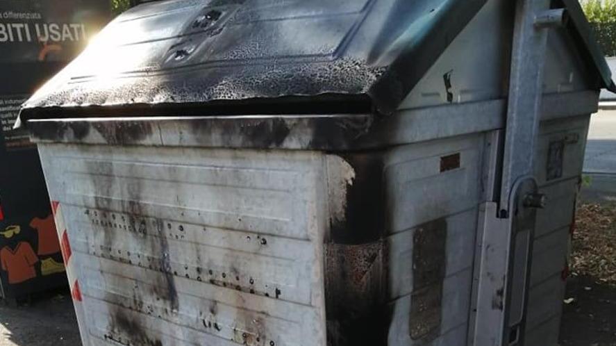 Cassonetti ancora in fiamme «Ora siamo preoccupati»