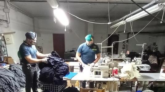 Blitz nel laboratorio tessile: quattro lavoratori in nero
