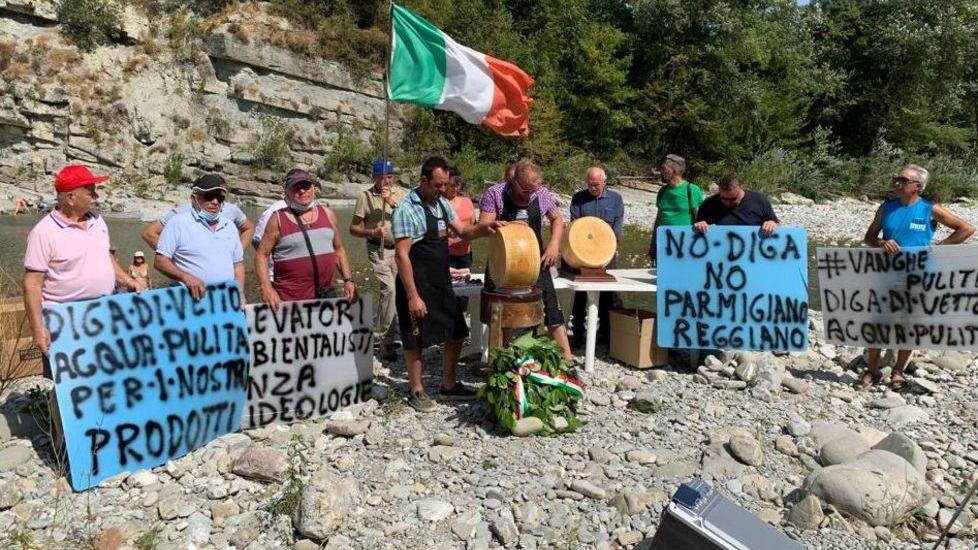 Il taglio della forma Dop nell’Enza
