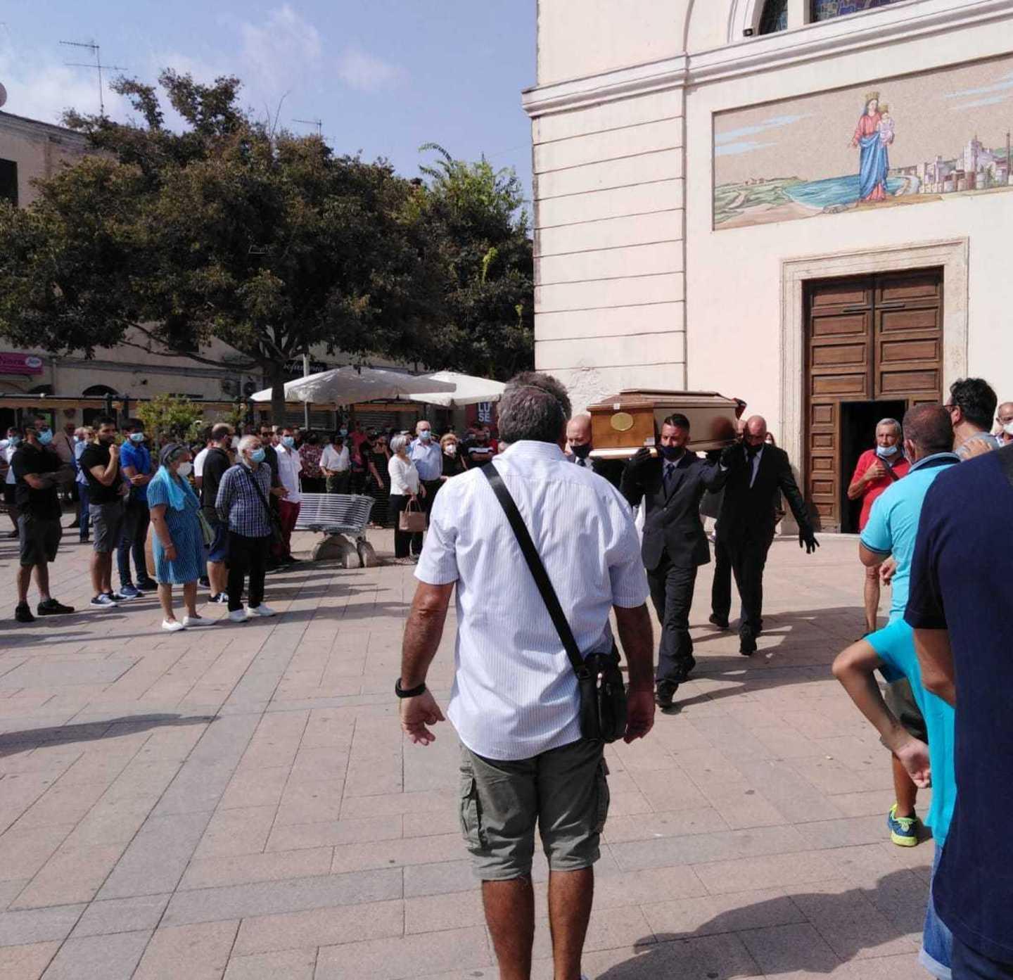 Maglie rossoblù per l’ultimo saluto a Camoglio