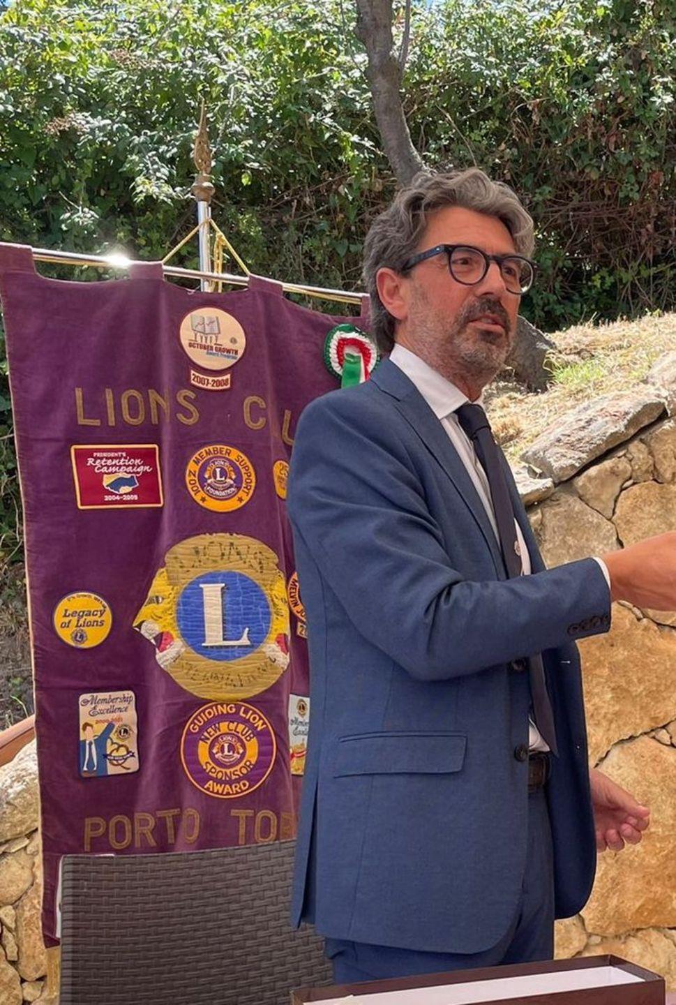 Il Lions Club dona cibo per i poveri alla Caritas