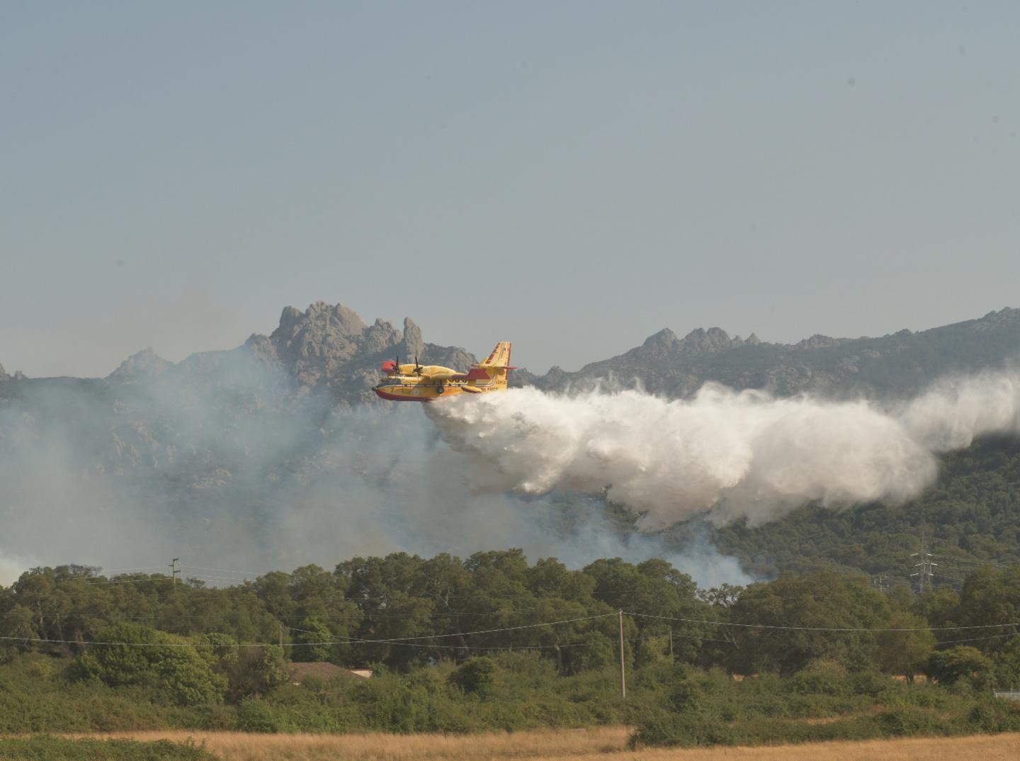 Giornata di caldo e vento: il fuoco minaccia la Gallura 