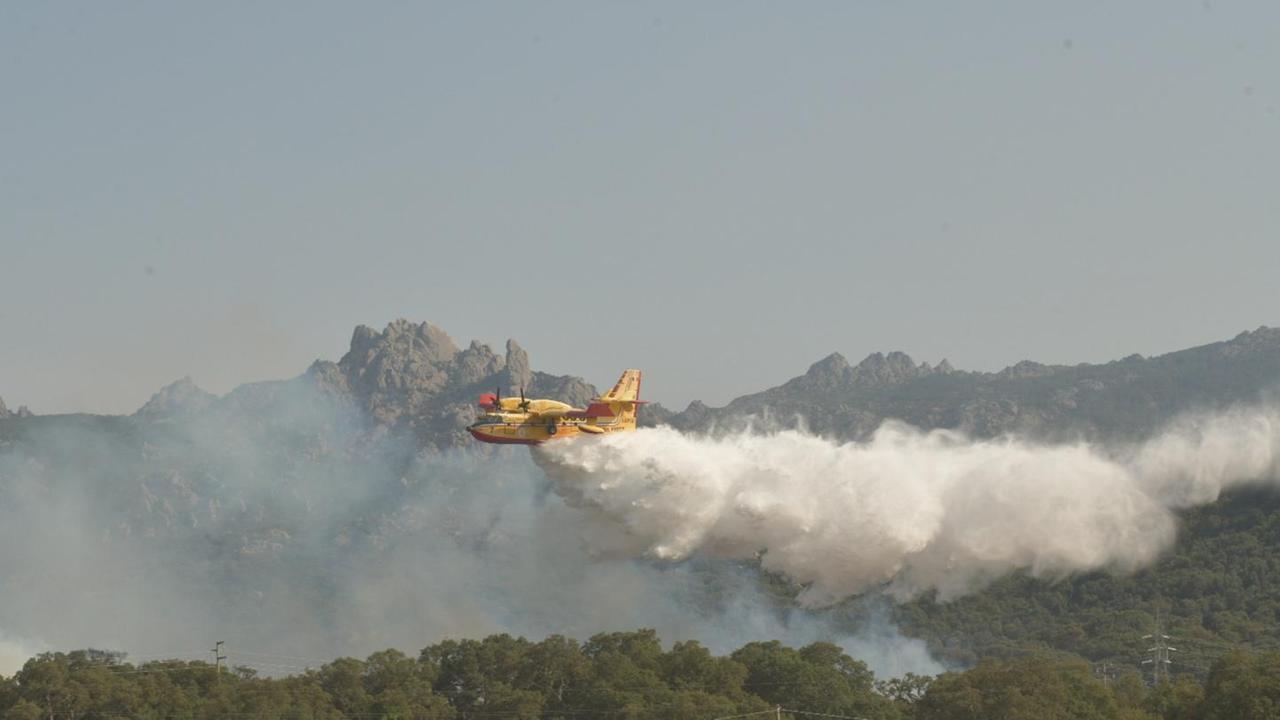 Giornata di caldo e vento: il fuoco minaccia la Gallura