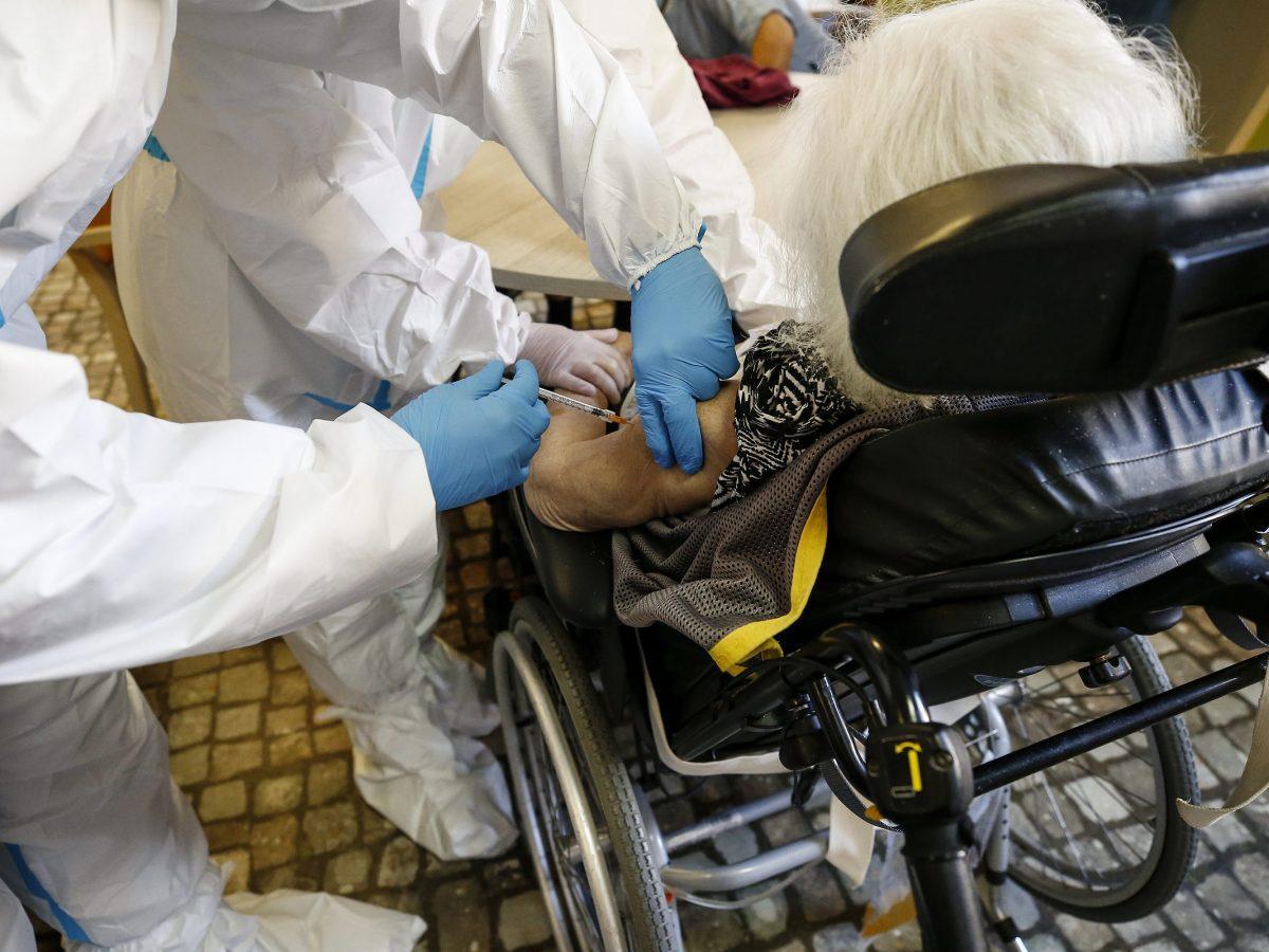 Un calvario infinito per il vaccino a domicilio: «Mia moglie disabile dimenticata da tutti» 