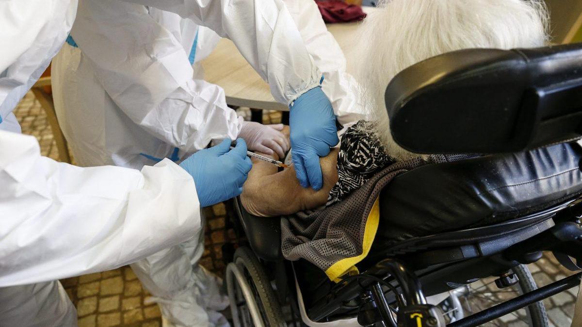 Un calvario infinito per il vaccino a domicilio: «Mia moglie disabile dimenticata da tutti»