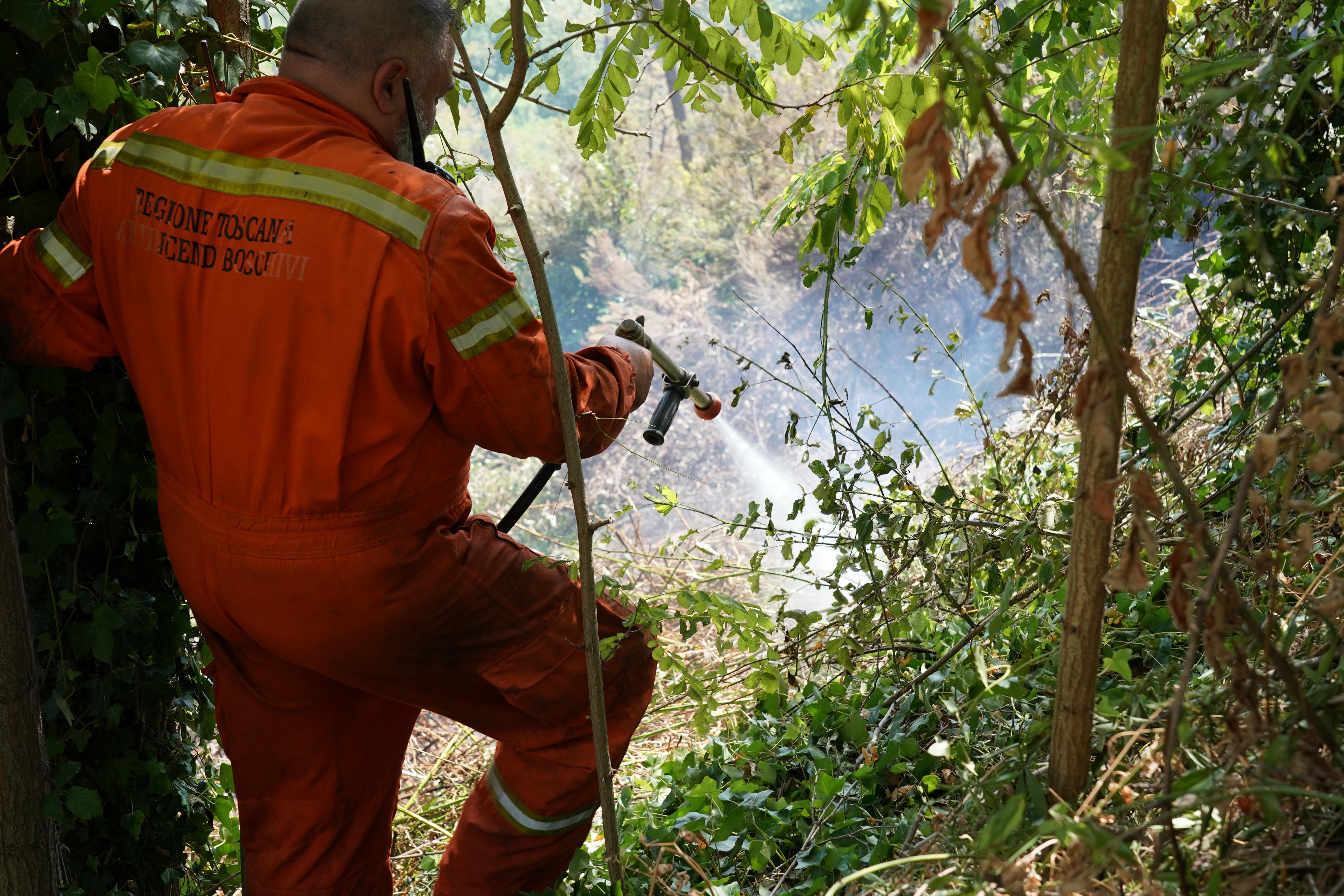 Al lavoro per spegnere l'incendio sul Monte Pisano (foto Franco Silvi)