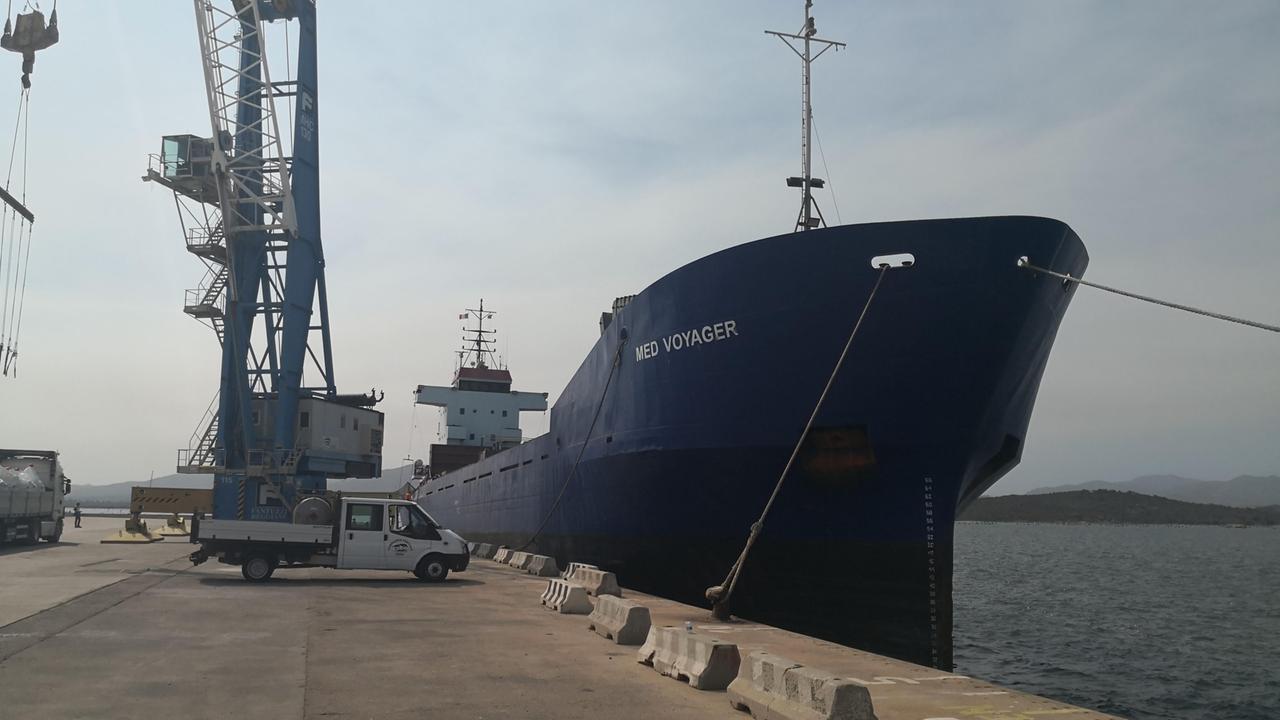 La nave mercantile in fermo amministrativo al porto Cocciani