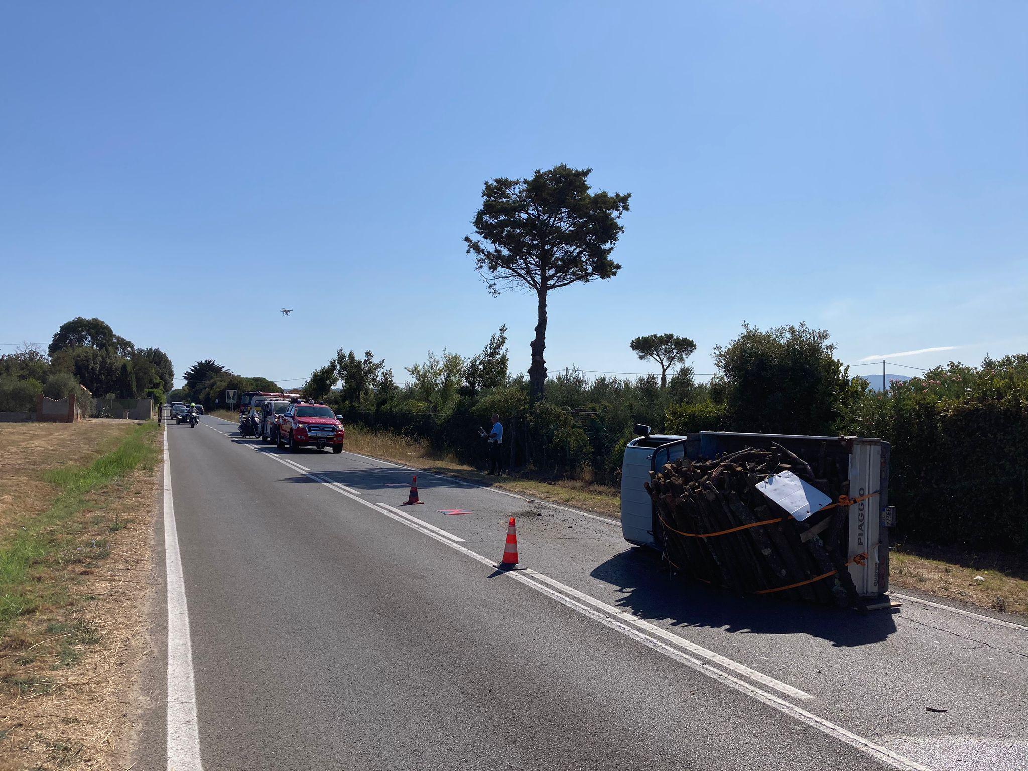 Il veicolo ribaltato e, in lontananza, i soccorritori (foto Michele Falorni/Silvi)