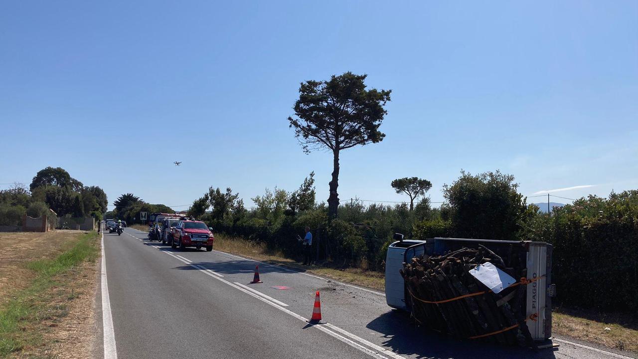 Il veicolo ribaltato e, in lontananza, i soccorritori (foto Michele Falorni/Silvi)