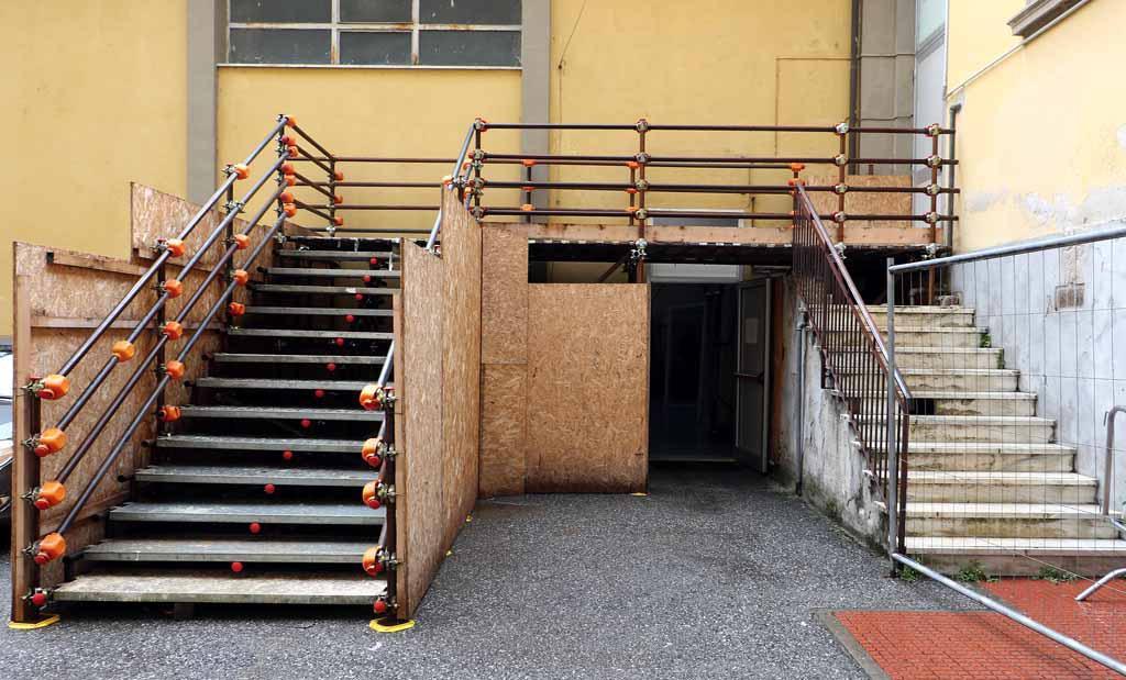 L’esterno della palestra del liceo Classico “Rossi” di Massa in un nostro reportage del 2019. Gli spazi saranno al centro degli interventi