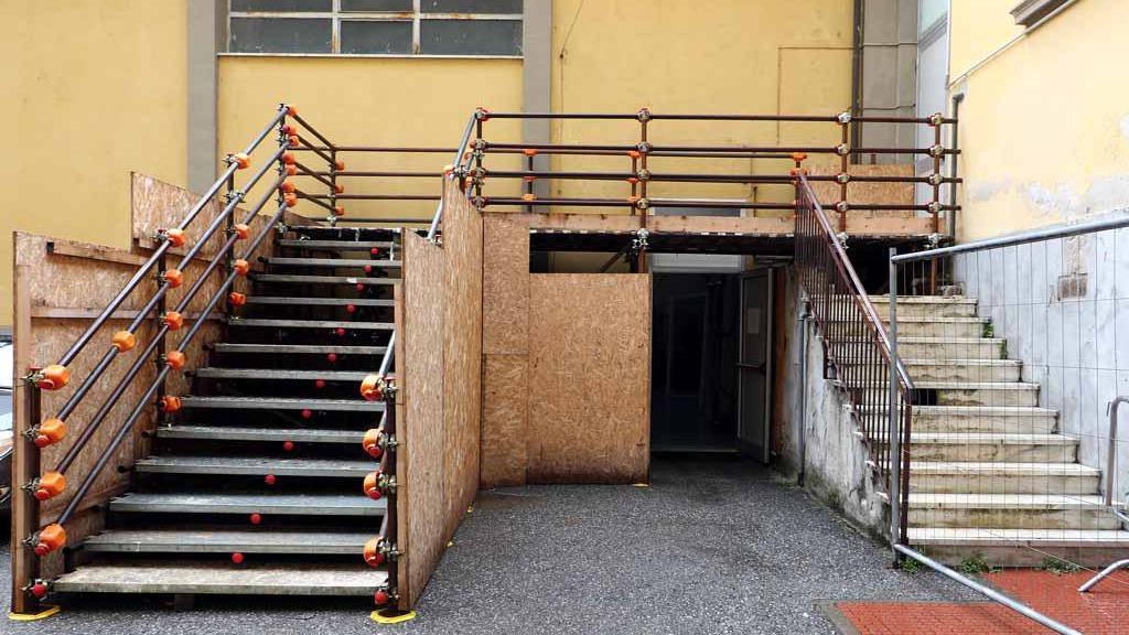 L’esterno della palestra del liceo Classico “Rossi” di Massa in un nostro reportage del 2019. Gli spazi saranno al centro degli interventi