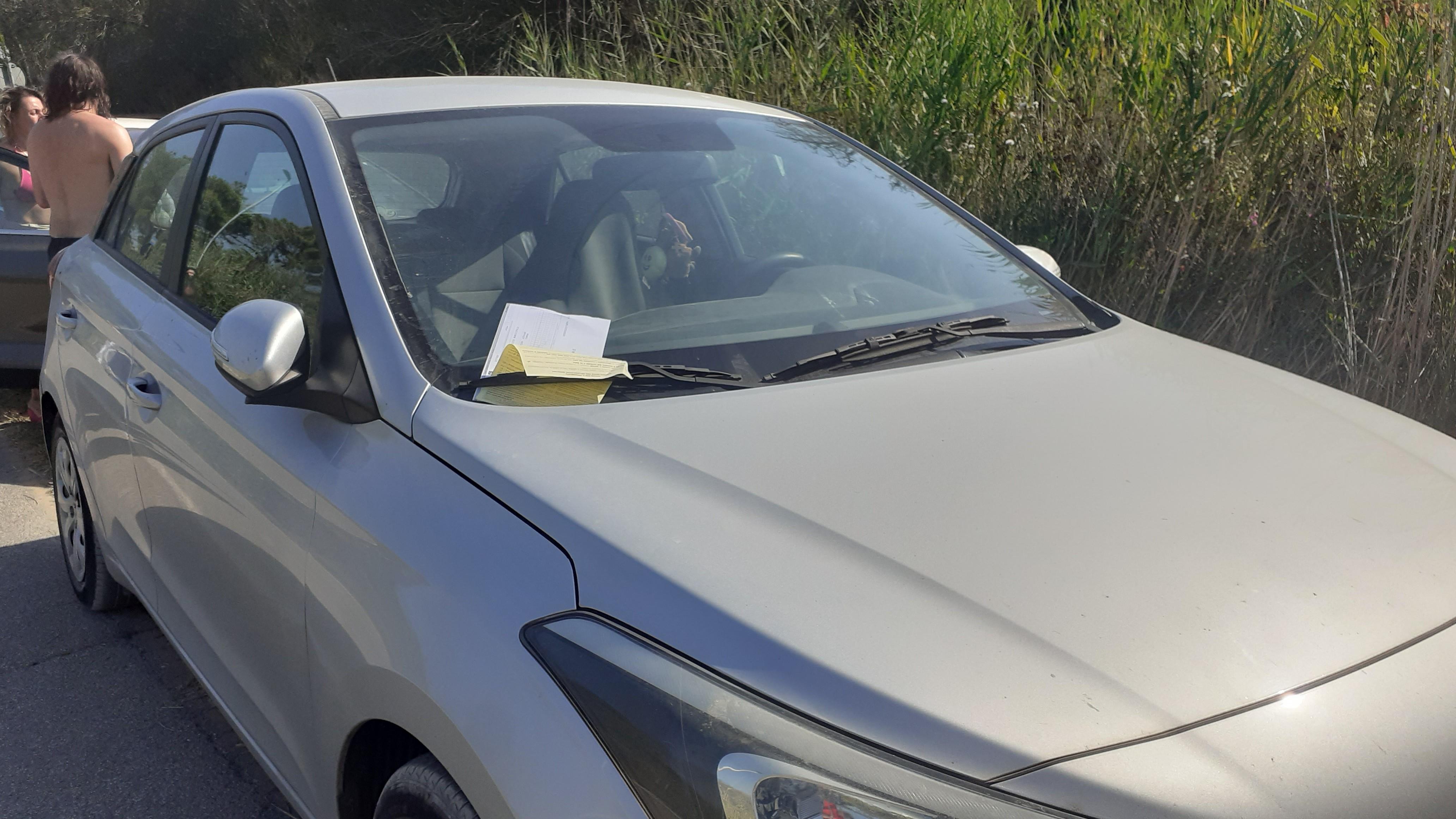 Una delle centinaia di auto multate in questi giorni nella zona di Principina a mare