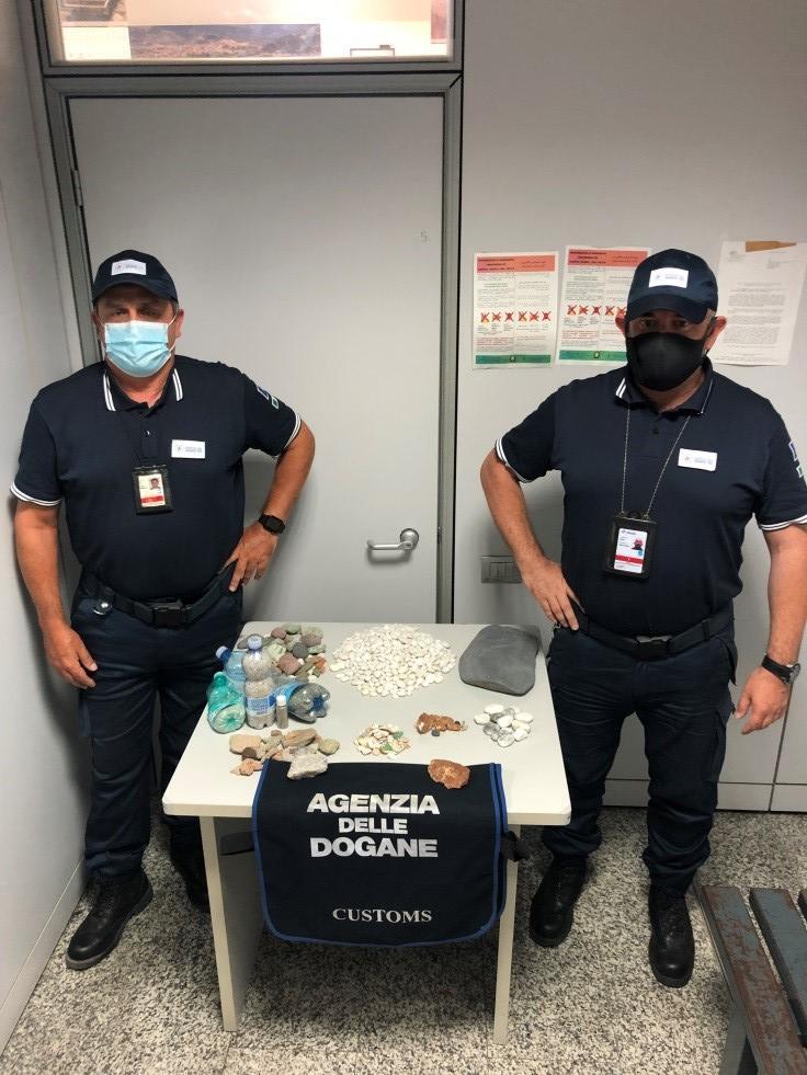 Furti di sabbia, sequestrati quasi tre chili all'aeroporto di Alghero