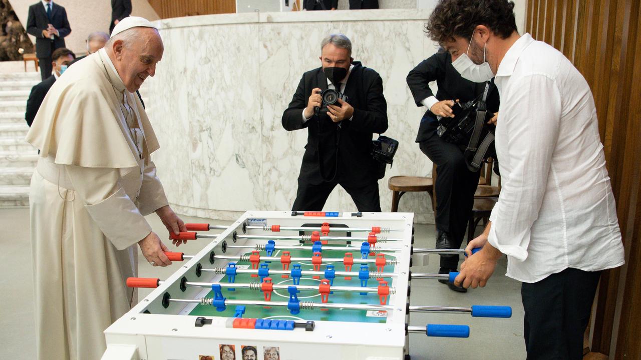 Il Papa gioca a biliardino (Foto La Presse)