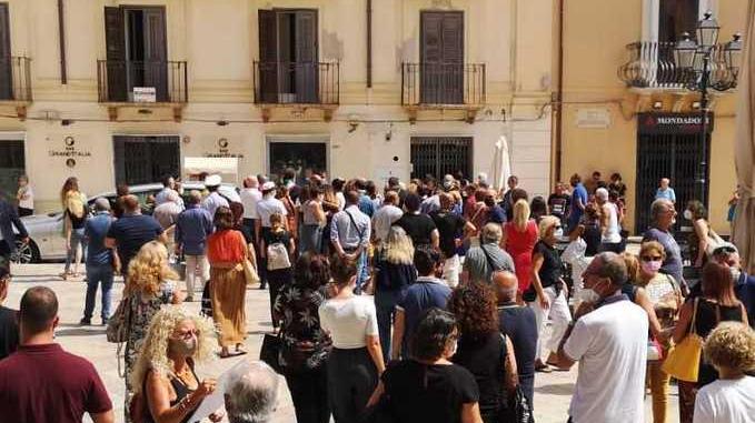 I funerali dello studente carbonizzato: «Ora è il tempo del silenzio e del dolore»